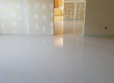 anhydritová podlaha v dřevostavbě s hotovými sádrokartony