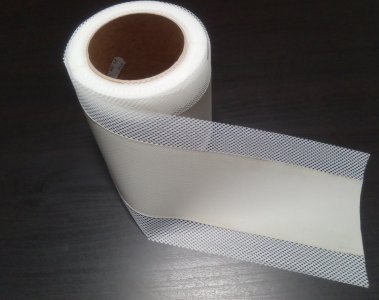 Těsnící páska mezi podlahu a stěnu po natření hydrostěrkou