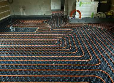 vodní podlahové topení v roubence 